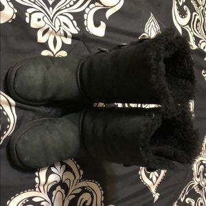 Black Bailey 3 button Uggs